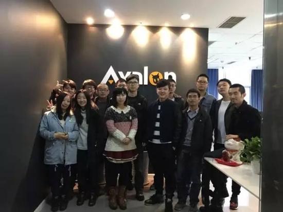 每逢年末，Avalon都会全员合影一张全家福