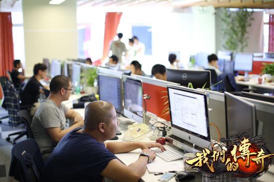 天马时空刘惠城:给传奇玩家一个不同“口味”的选择(图3) 专注于工作中的《我们的传奇》研发团队