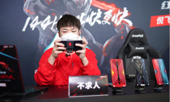 红魔5G新品发布 倪飞携手脱口秀总冠军卡姆解密“144HZ比快更快”(图5) 红魔5G新品发布 倪飞携手脱口秀总冠军卡姆解密“144HZ比快更快”(图5)